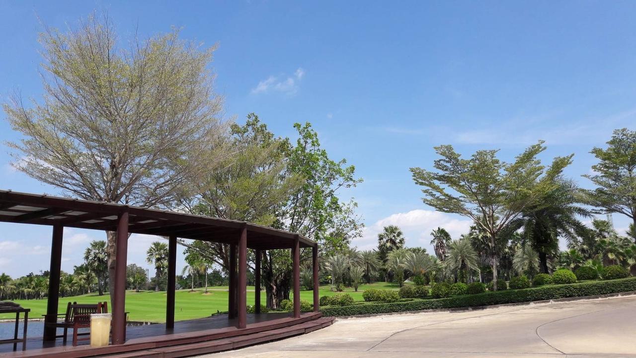 Affittacamere Suwan Golf & Country Club Nakhon Chai Si Esterno foto